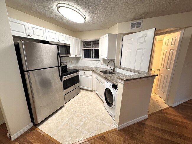 Building Photo - 1940 Lake Atriums Cir