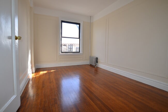 Photo - 121 E 38th St