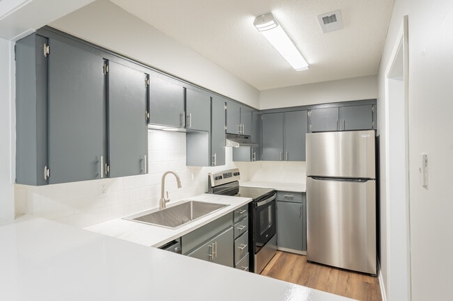 Cocina renovada con baño 2x1 - Wornall Place Apartments & Townhomes