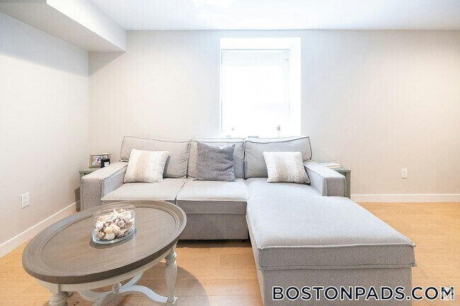Building Photo - 1661 Washington St Rental