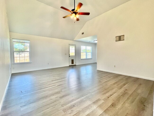 Photo - 110 Auburn Cir