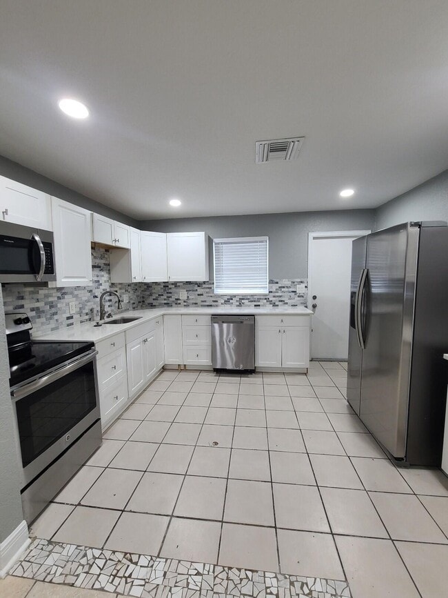 Photo - 1634 W 9th St