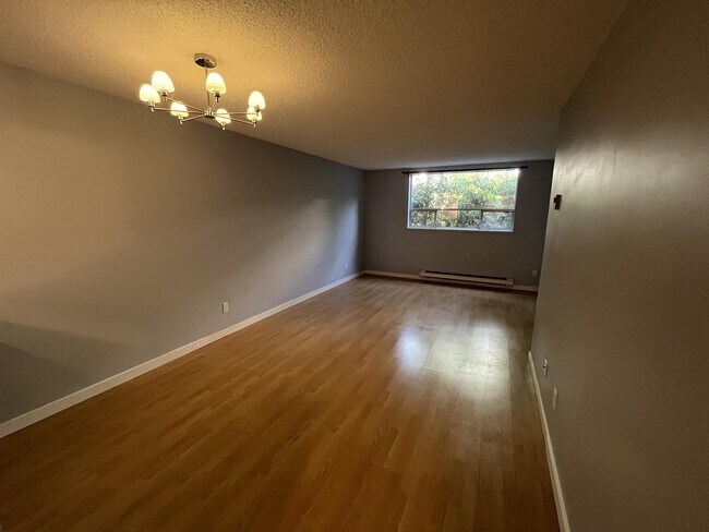 Photo - 1345 Comox St