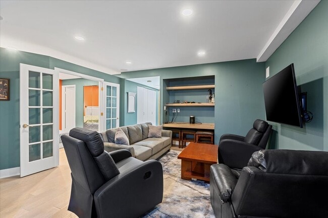 Building Photo - 40 E Delaware Pl Unit 805