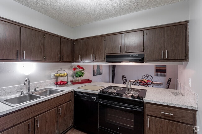 2BR, 1BA - 970 SF - Meadowood Apartments