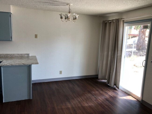 Building Photo - 2 Bedroom, 1 Bathroom Downstairs Apartment - 4-Plex