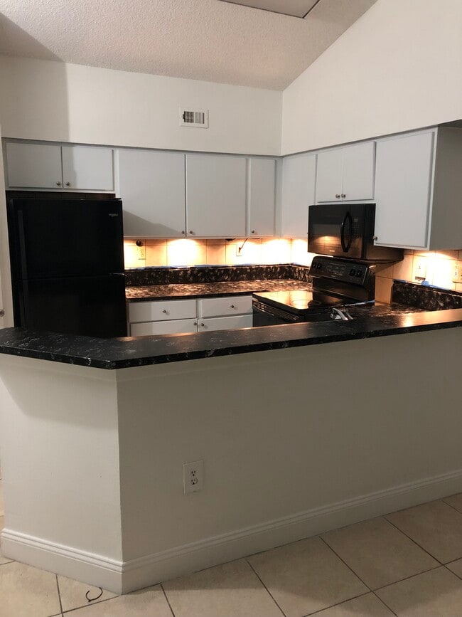 Building Photo - 2445 SW 18th Ter Unit 9