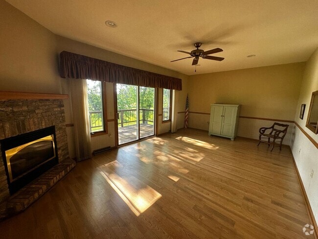 Building Photo - Charming 2-Bedroom, 2-Bathroom Home Overlo...