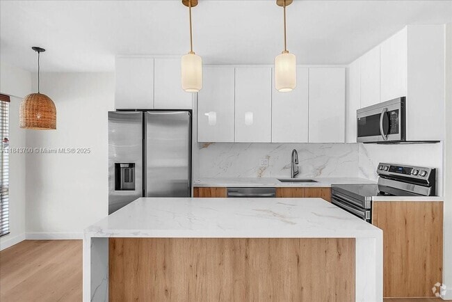 Building Photo - 2716 NE 30th Pl Unit 104C Rental