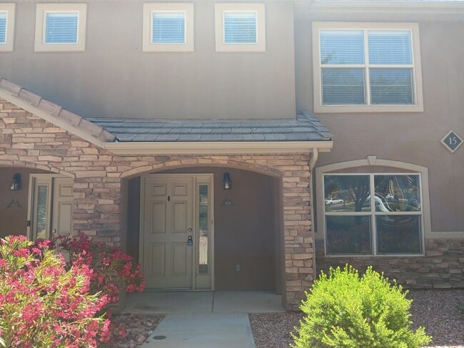 Building Photo - Townhome in prime location Unit 143