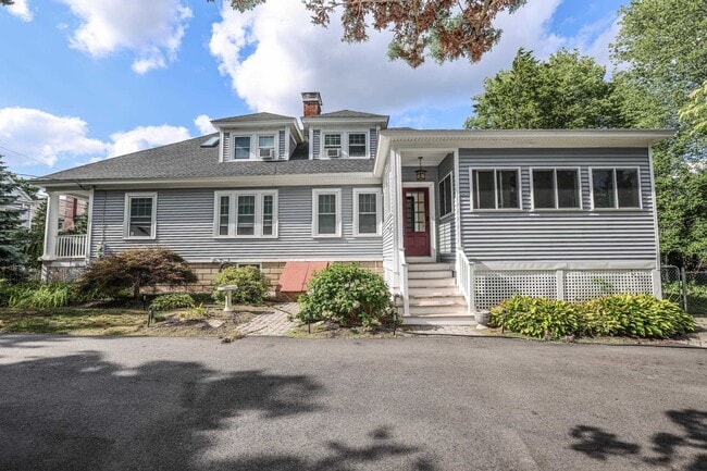 Building Photo - 749 Maple St