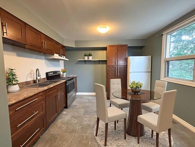 Building Photo - 518 Cannon St E Unit 2