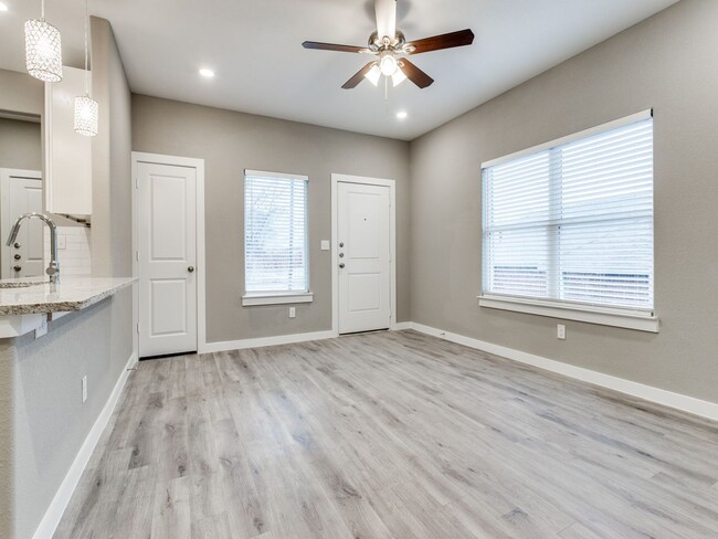 Photo - 3205-3207 Karen St