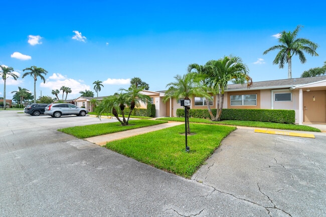 2567 Dudley Dr W Unidad F
