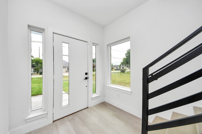 Photo - 8218 Lawler St