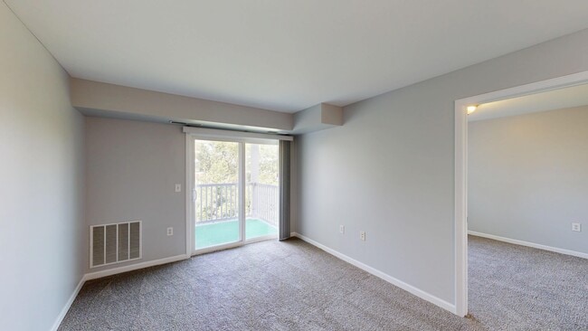 Sala de estar con balcón - Meyer Pointe Senior Apartments