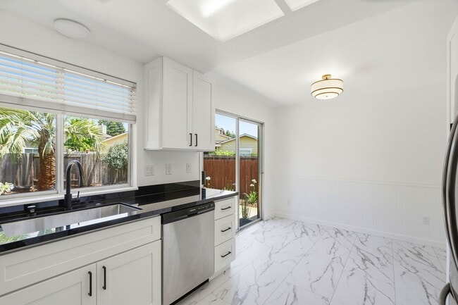 Building Photo - Remodeled 2 Bed, 2 Bath Townhouse in Petaluma's Morningstar Community