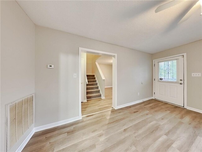 Photo - 729 Cooper St SW