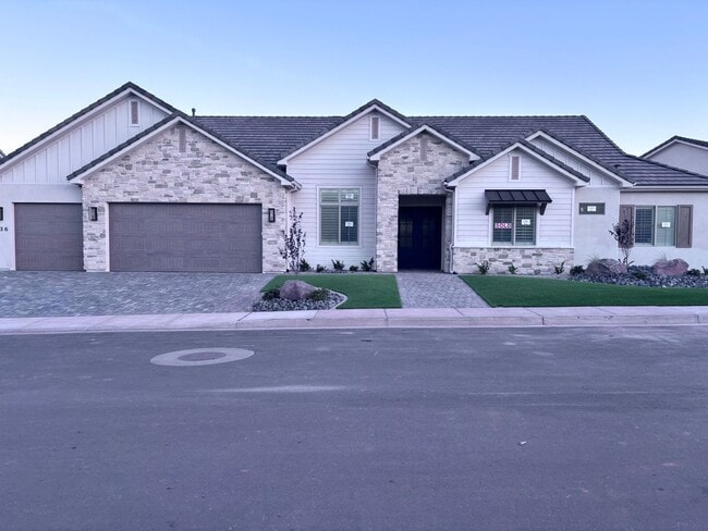 Building Photo - Brand New 3 bed plus office/2.5 bath in beautiful Coral Canyon!