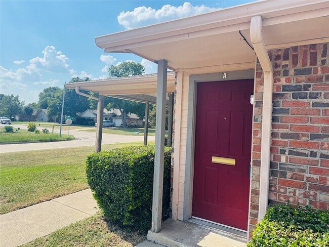 Building Photo - 1320 Bluffview Dr Rental