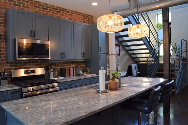 Kitchen and Stairs - 400 Village Pky NE Unidad 127