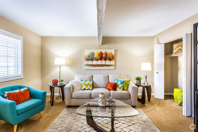 2BR, 1BA - 725 SF