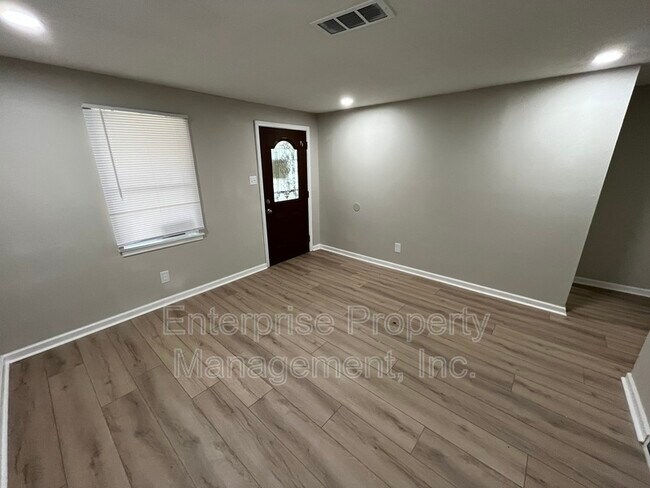 Photo - 865 Haynes St