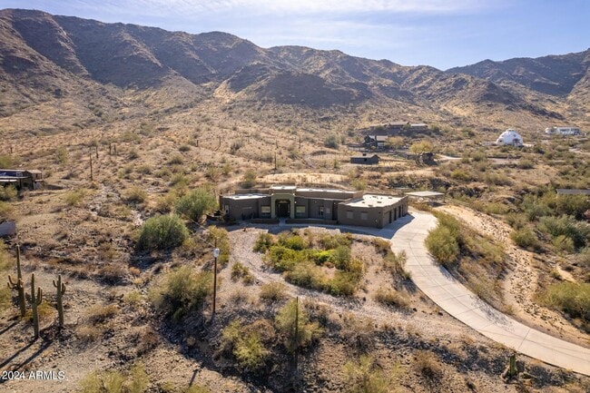 2715 W Cheyenne Dr