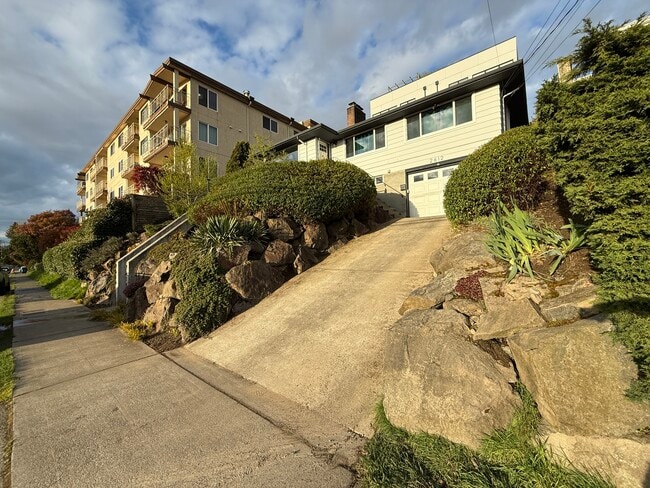 Building Photo - 2612 14th Ave W