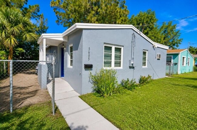 Photo - 5605 Pinewood Ave