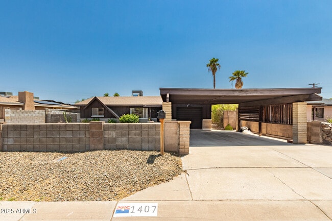 1407 E El Camino Dr