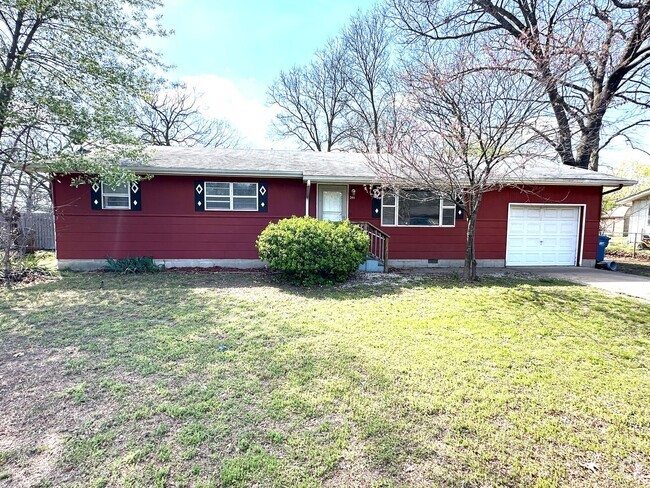 Building Photo - Updated 3-Bed Home with Garage & Fenced Ya...