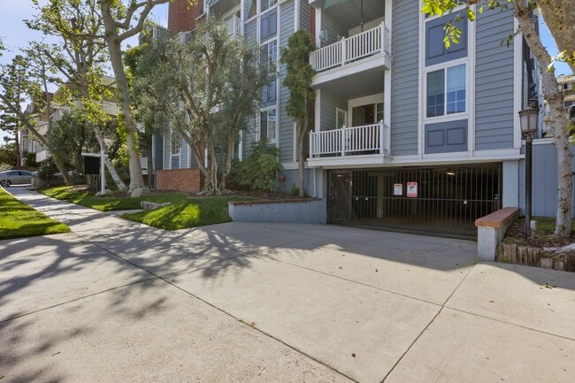 Building Photo - 11667 Gorham Ave Unit 104