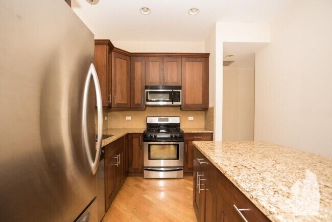 Building Photo - 4 bedroom in Chicago IL 60657 Rental