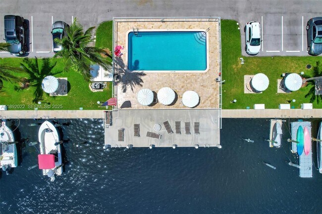 Building Photo - 1731 SE 15th St Unit 603