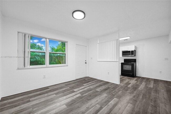 Photo - 2435 Plunkett St