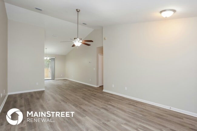 Photo - 1541 Kingfisher Ln N