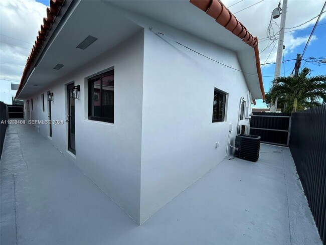 Photo - 142 NW 21st Ave Unit 3