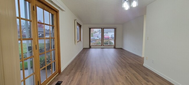 Photo - 1421 NE Hoffman Dr