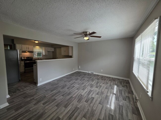 Photo - Spacious 4 Bed / 2.5 Bath Home with 2 Living Areas