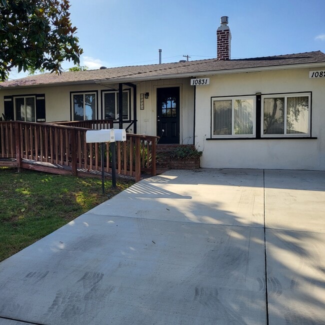Photo - 10831 Woodbine St House