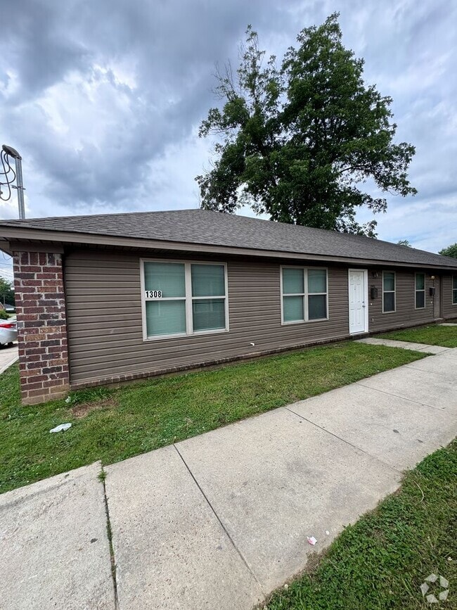 Building Photo - 3 bed / 2 bath duplex Available Now Unit A Rental