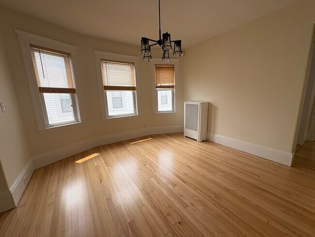 Photo - 139 W Adams St