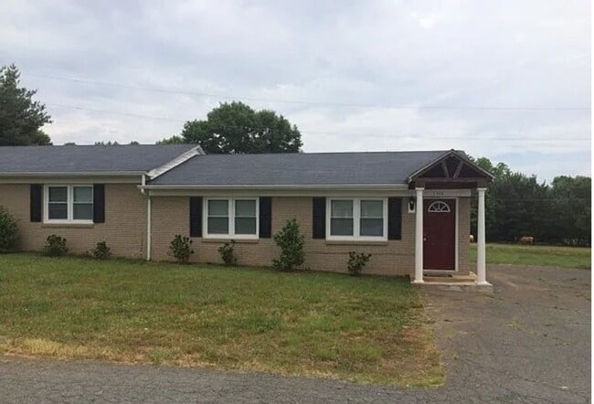 Building Photo - This lovely 2 bedroom 1 bath duplex is located in Stanley off Sifford Rd.