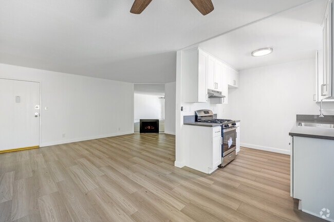 1BD, 1BA - 647SF - Kitchen