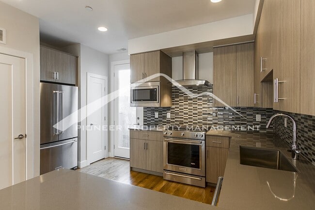 Photo - Georgeous Modern Condo with a Kitchen Fit for a Chef! Unidad 104