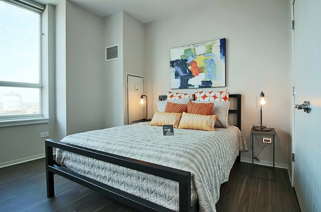 Photo - 755 W Adams St