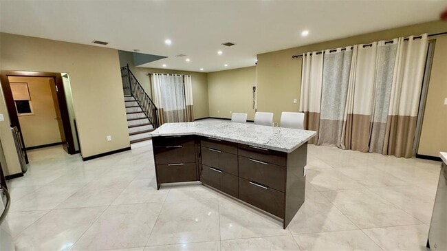 Photo - 1094 Redwood St