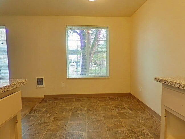 Photo - 2 Bedroom Apartment ~ Close to Willamette Park Unidad 325 SE Lilly #A
