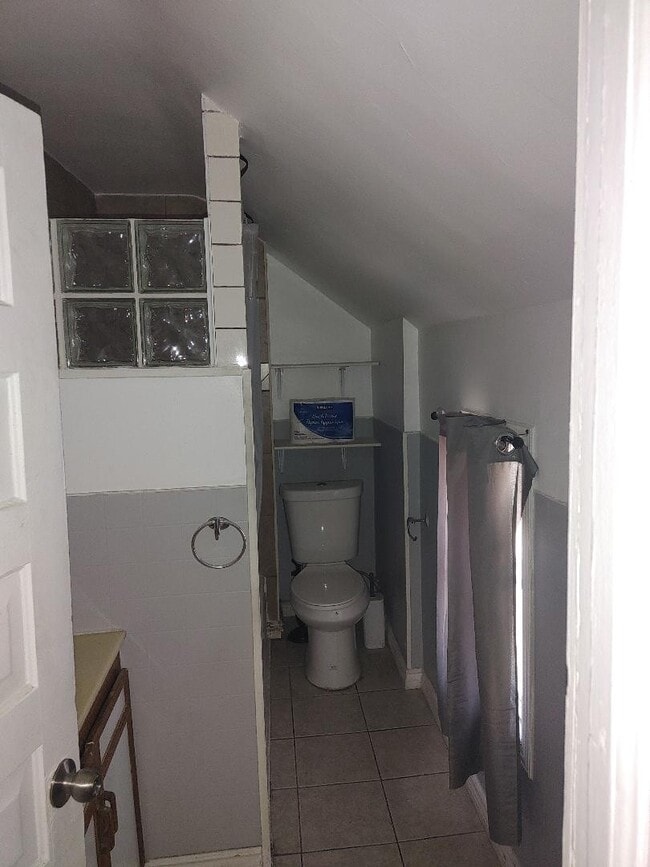 Photo - 1184 Moy Av Unit Upper